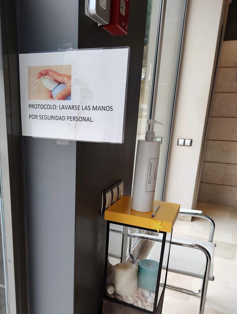 En la oficina de Star Holding contamos con dispensadores de gel hidroalcohólico para nuestra seguridad y tu seguridad. Ven a trabajar a un espacio seguro.